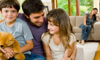 Custodia fizica comuna si interesul copilului in diferite structuri familiale